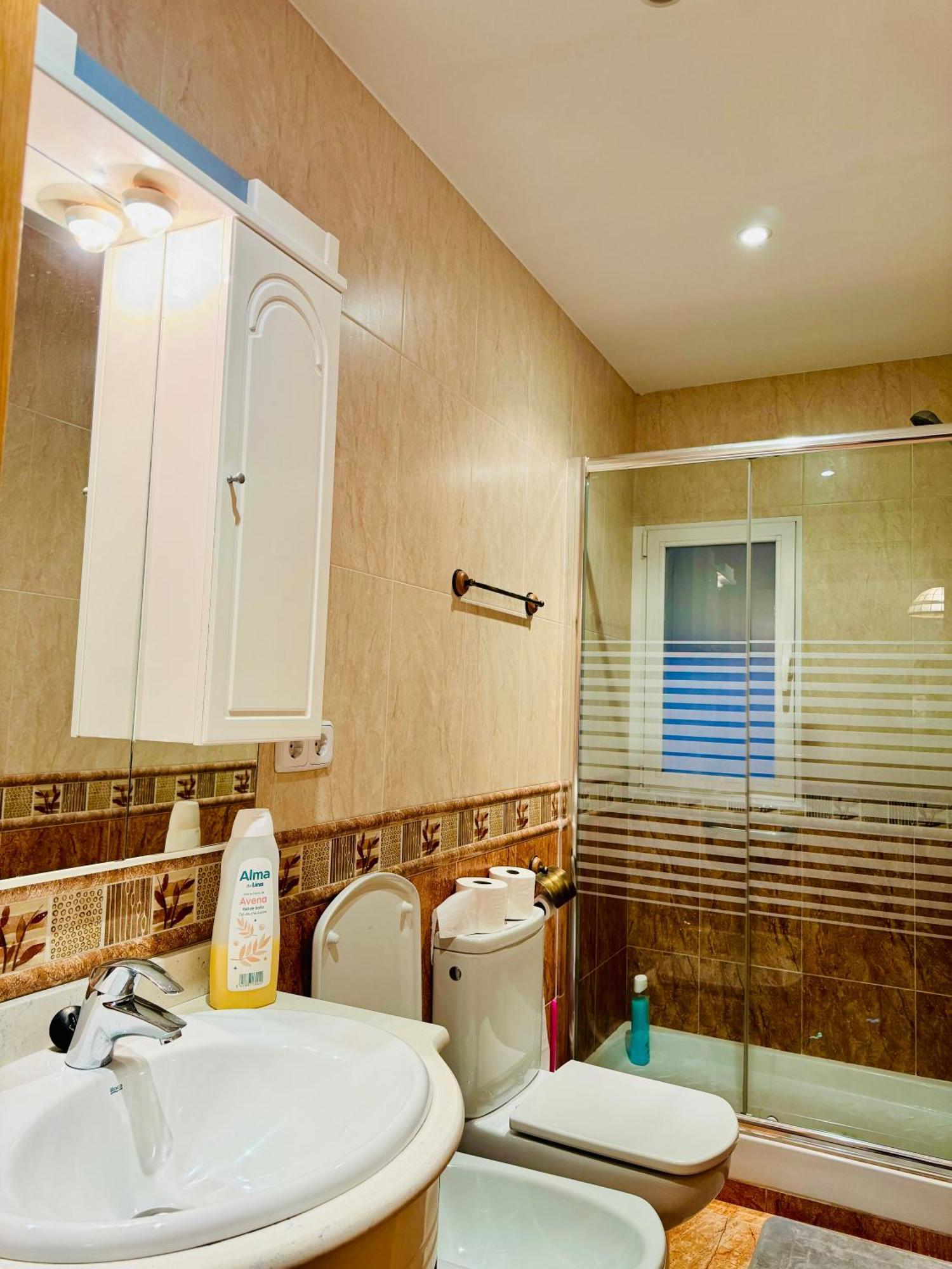 Apartamento Pisos Familiares Barajas Madrid Exterior foto